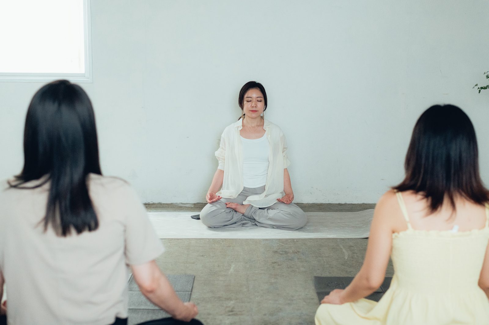 瞑想会で、呼吸に意識を向けている様子
